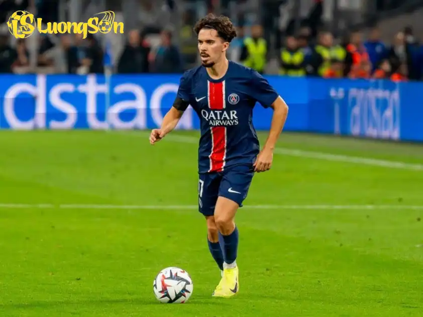 Vitinha vừa thể hiện đẳng cấp bằng việc lập hat-trick ấn tượng vào lưới Tottenham (Ảnh: Goal) Vitinha vừa thể hiện đẳng cấp bằng việc lập hat-trick ấn tượng vào lưới Tottenham