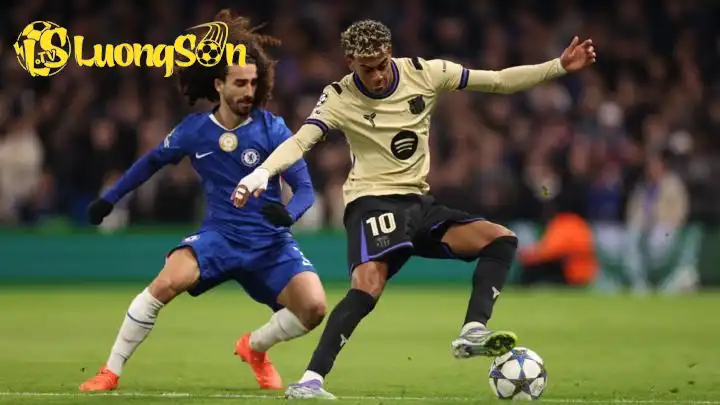 Cucurella đã thật sự biến Lamine Yamal thành 'gã học việc' trong trận đấu trên sân Stamford Bridge. (Ảnh: Goal) Cucurella đã thật sự biến Lamine Yamal thành 'gã học việc' trong trận đấu trên sân Stamford Bridge. (Ảnh: Goal)