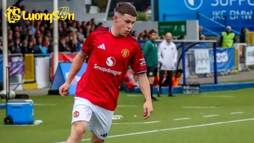 Kai Rooney sở hữu ngoại hình và lối chơi khá tương đồng với người bố huyền thoại của mình. (Ảnh: Goal)