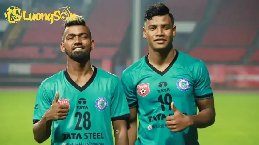 Sau khi hết án phạt, Mukhi (trái) được CLB cũ Jamshedpur FC ký hợp đồng trở lại vào năm 2020. (Ảnh: Jamshedpur FC ) Sau khi hết án phạt, Mukhi (trái) được CLB cũ Jamshedpur FC ký hợp đồng trở lại vào năm 2020. (Ảnh: Jamshedpur FC )