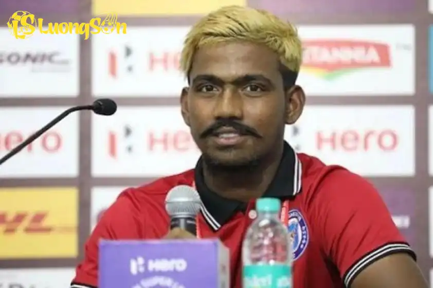 Vụ bê bối gian lận khiến Mukhi phải nhận án phạt cấm thi đấu bóng đá trong 6 tháng. (Ảnh: The Sun) Vụ bê bối gian lận khiến Mukhi phải nhận án phạt cấm thi đấu bóng đá trong 6 tháng. (Ảnh: The Sun)