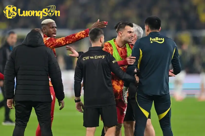 Victor Osimhen tâm điểm của cuộc ẩu đả