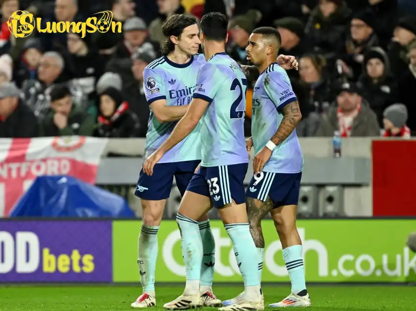 Trận thứ 3 liên tiếp của Arsenal đối đầu với đội bóng cùng thành phố (Ảnh: Eurosport) Trận thứ 3 liên tiếp của Arsenal đối đầu với đội bóng cùng thành phố