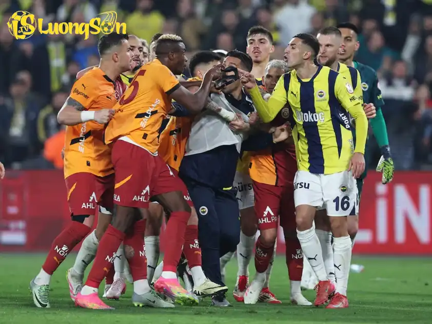Fenerbahce và Galatasaray đang là hai đội bóng dẫn đầu Super Lig (Ảnh: ESPN) Fenerbahce và Galatasaray đang là hai đội bóng dẫn đầu Super Lig (Ảnh: ESPN)