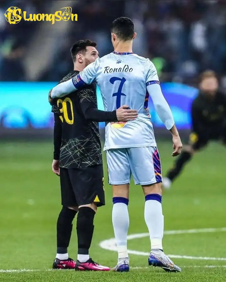 Messi và Ronaldo trong một trận giao hữu giữa PSG và Al-Nassr. (Ảnh: Goal) Messi và Ronaldo trong một trận giao hữu giữa PSG và Al-Nassr.